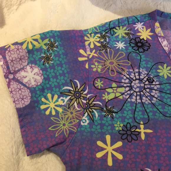 Scrub Top Size Small by Absolute - Picture 4 of 6